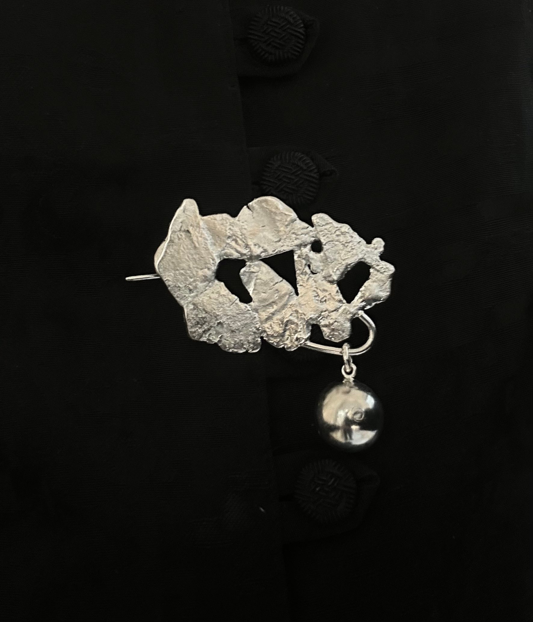 Broche I
